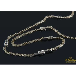 COLLARES Collar con motivos en forma de nudo realizado en oro amarillo.