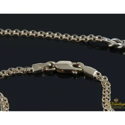 COLLARES Collar con motivos en forma de nudo realizado en oro amarillo.