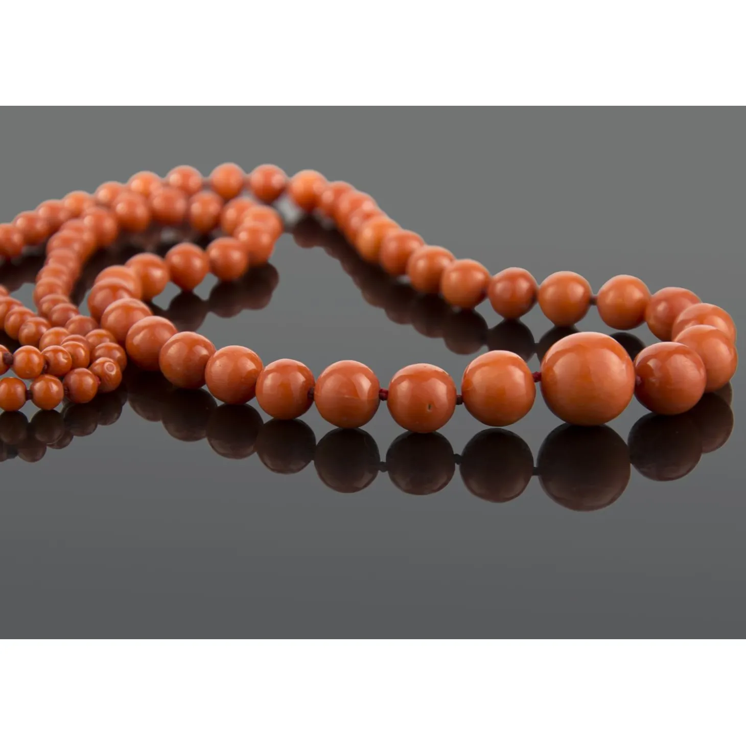 COLLARES Collar coral degrade. 55Cm largo.