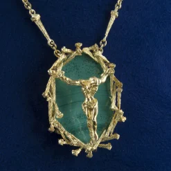 COLLARES Collar cristo dalí oro amarillo y malaquita. Presenta certificado a-9/10.