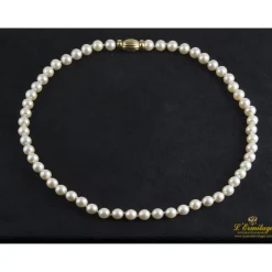 COLLARES Collar de perlas con cierre en oro amarillo.