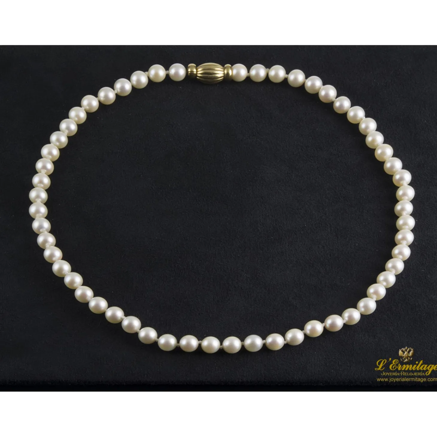 COLLARES Collar de perlas con cierre en oro amarillo.