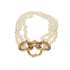 COLLARES Collar de perlas con cierre en oro amarillo y brillantes.