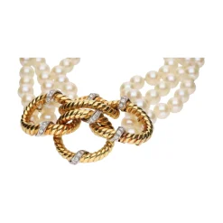 COLLARES Collar de perlas con cierre en oro amarillo y brillantes.