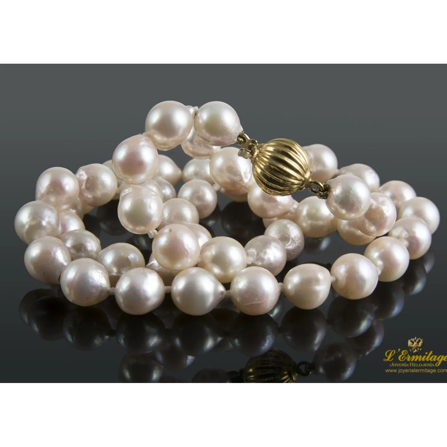 COLLARES Collar de perlas con cierre en oro amarillo.