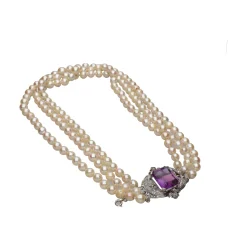 COLLARES Collar de perlas con broche en oro blanco con amatista y diamantes.