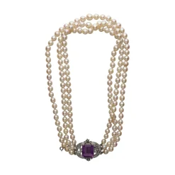 COLLARES Collar de perlas con broche en oro blanco con amatista y diamantes.