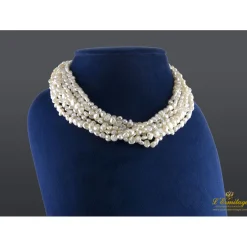 COLLARES Collar de perlas de río con cierre en oro amarillo, rubíes y zafiros