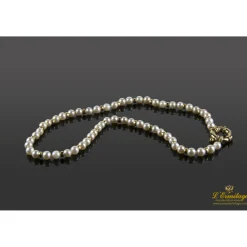 COLLARES Collar de perlas y oro amarillo.