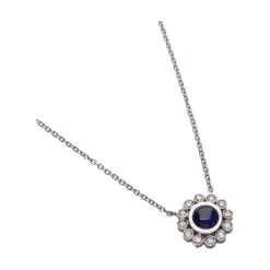 COLLARES Collar en oro blanco con zafiros y brillantes.