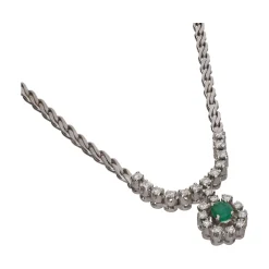 COLLARES Collar en oro blanco con esmeralda y brillantes.