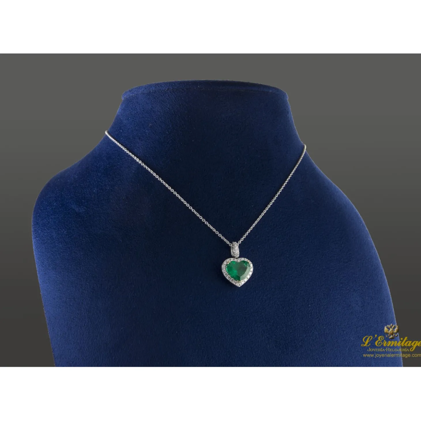 COLLARES Collar en oro blanco con esmeralda y diamantes.