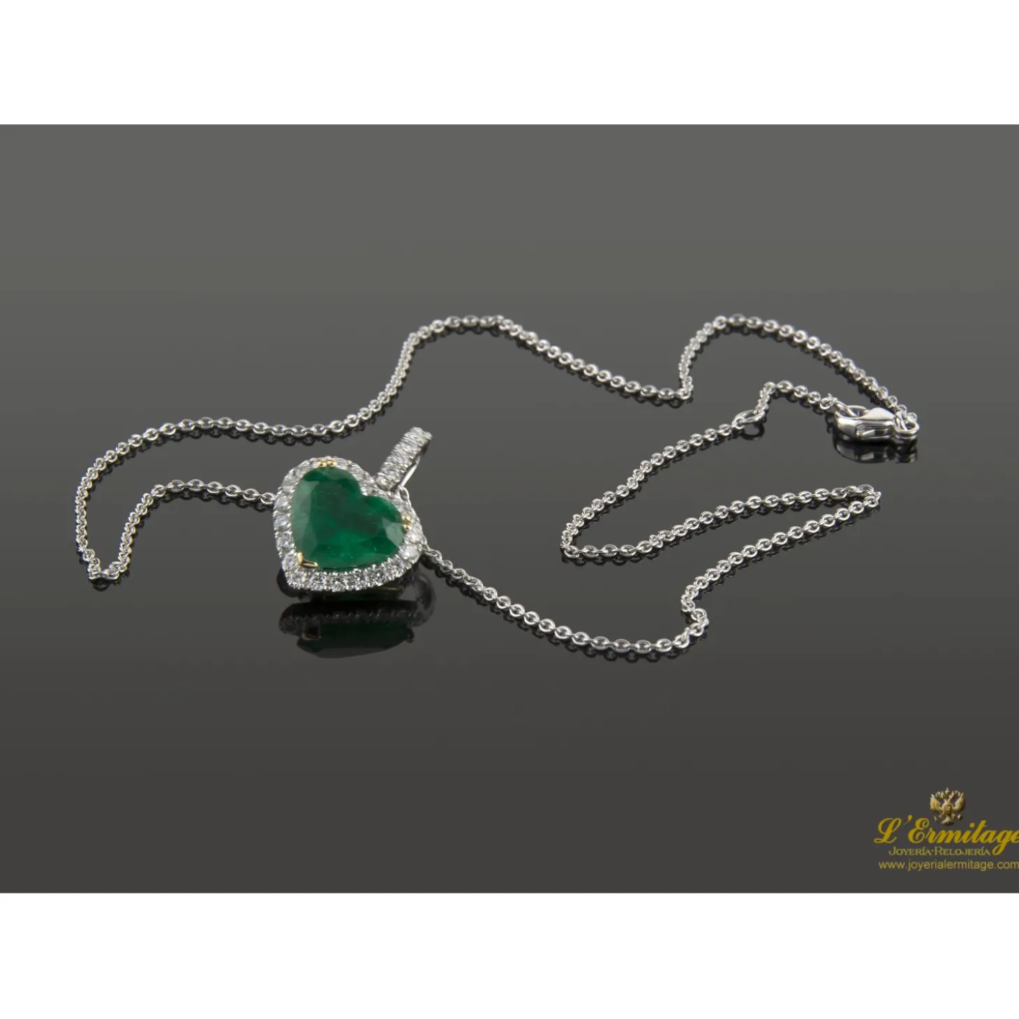 COLLARES Collar en oro blanco con esmeralda y diamantes.