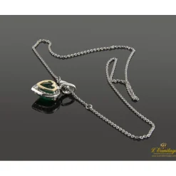COLLARES Collar en oro blanco con esmeralda y diamantes.