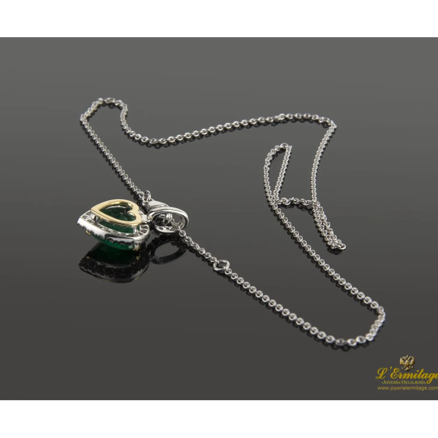 COLLARES Collar en oro blanco con esmeralda y diamantes.