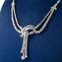 COLLARES Collar en oro blanco con brillantes peso total 17,70 ct.