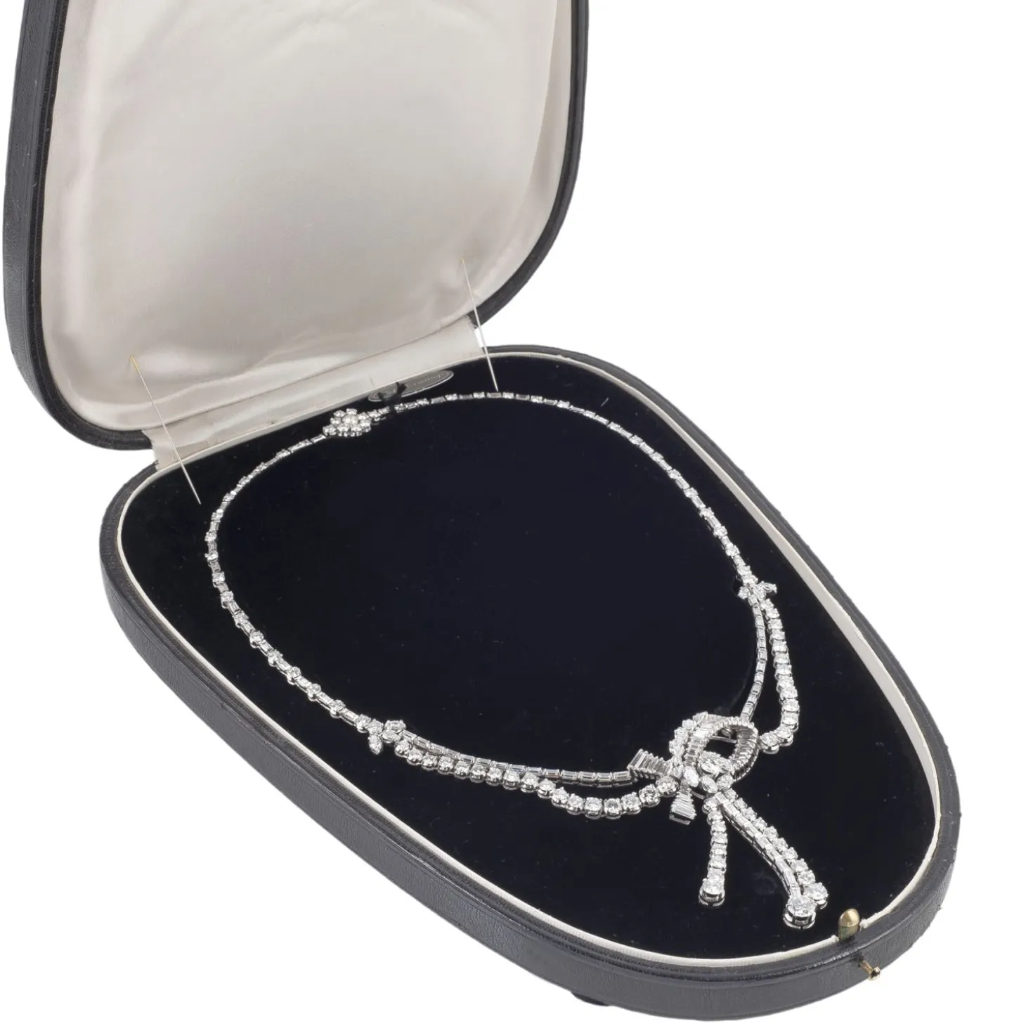 COLLARES Collar en oro blanco con brillantes peso total 17,70 ct.
