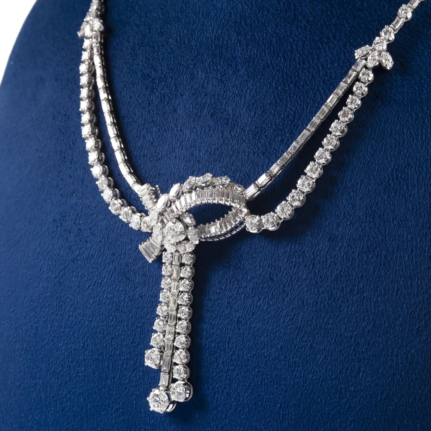 COLLARES Collar en oro blanco con brillantes peso total 17,70 ct.