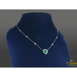 COLLARES Collar en oro blanco esmeralda y diamantes.