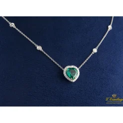 COLLARES Collar en oro blanco esmeralda y diamantes.