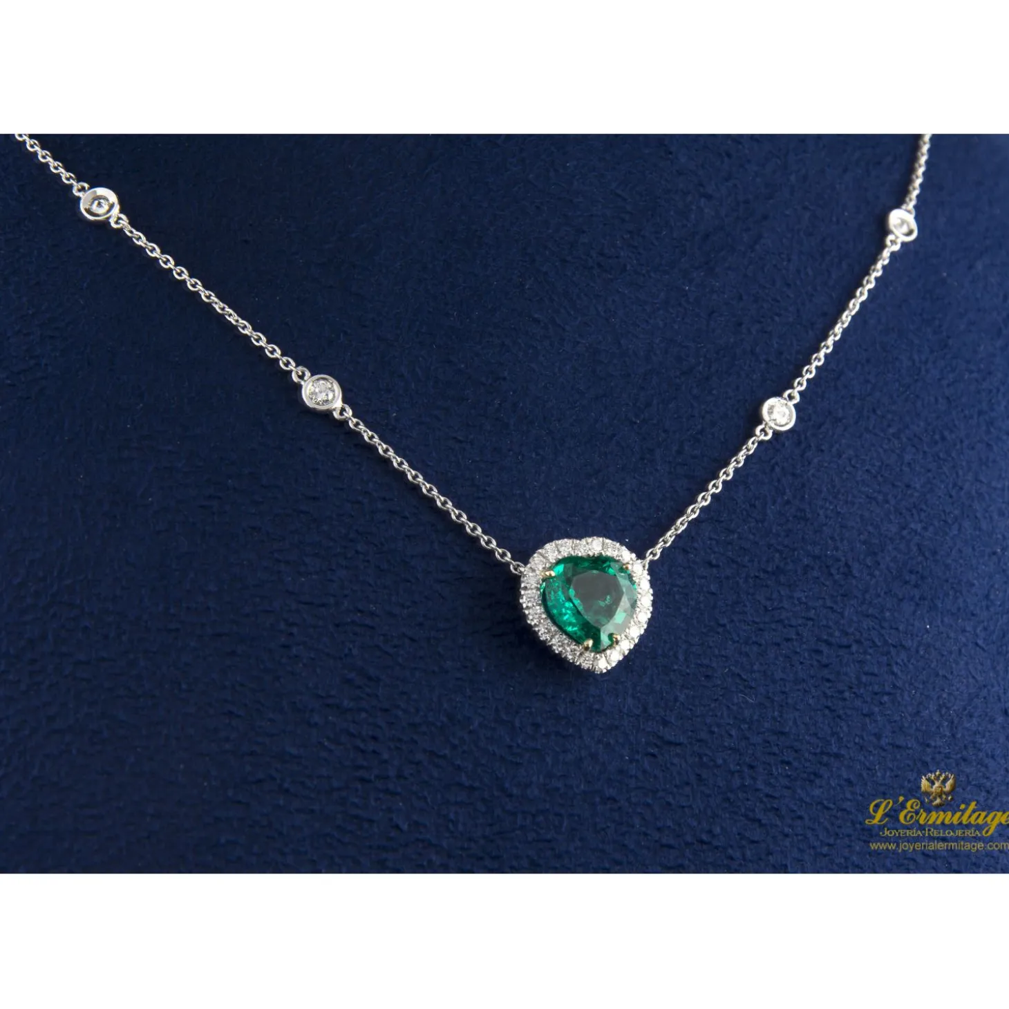 COLLARES Collar en oro blanco esmeralda y diamantes.