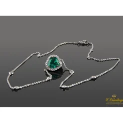 COLLARES Collar en oro blanco esmeralda y diamantes.