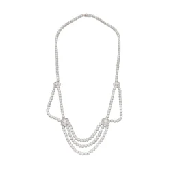 COLLARES Collar en platino con diamantes naturales.