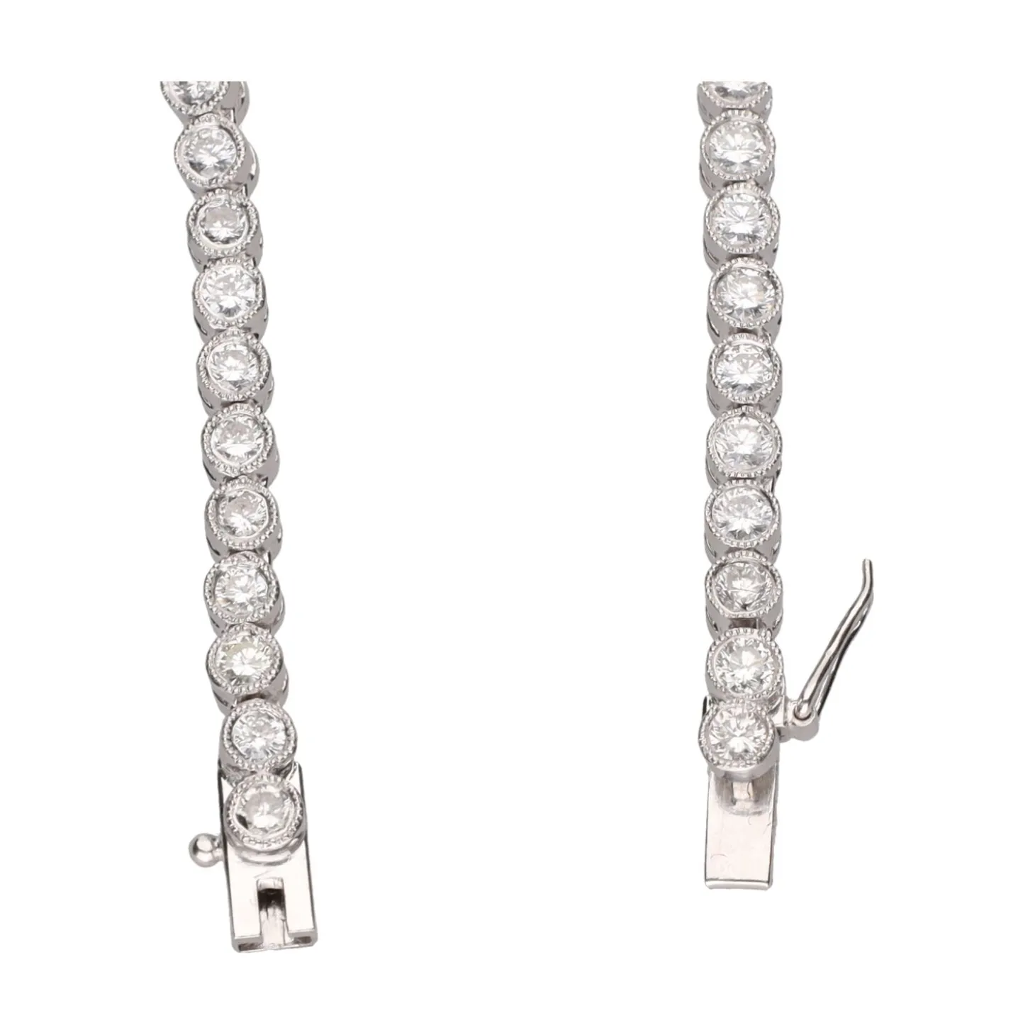 COLLARES Collar en platino con diamantes naturales.