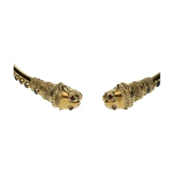 COLLARES Collar gargantilla firmada por zolotas en oro amarillo con zafiros y rubíes.