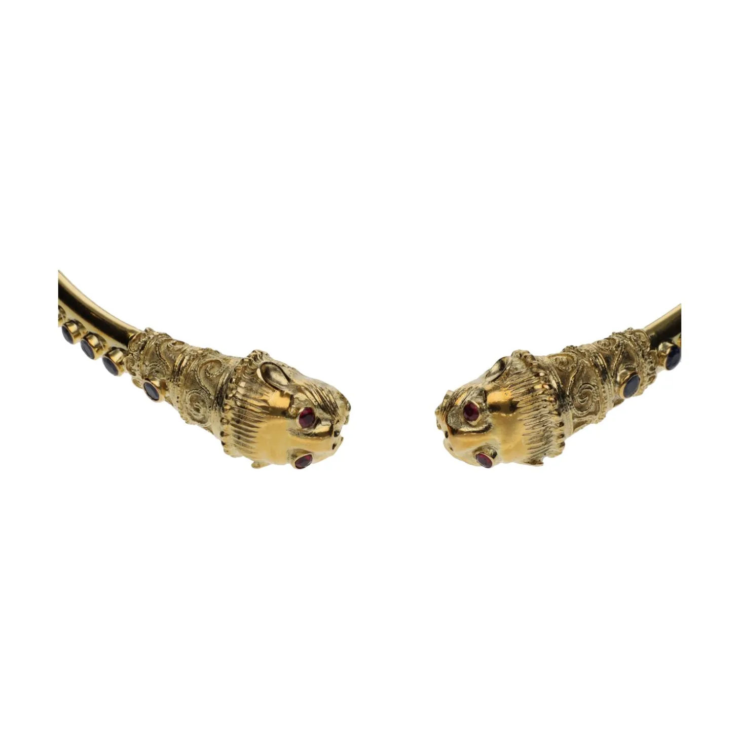 COLLARES Collar gargantilla firmada por zolotas en oro amarillo con zafiros y rubíes.