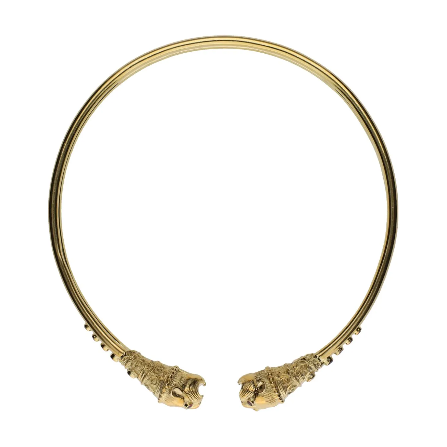 COLLARES Collar gargantilla firmada por zolotas en oro amarillo con zafiros y rubíes.
