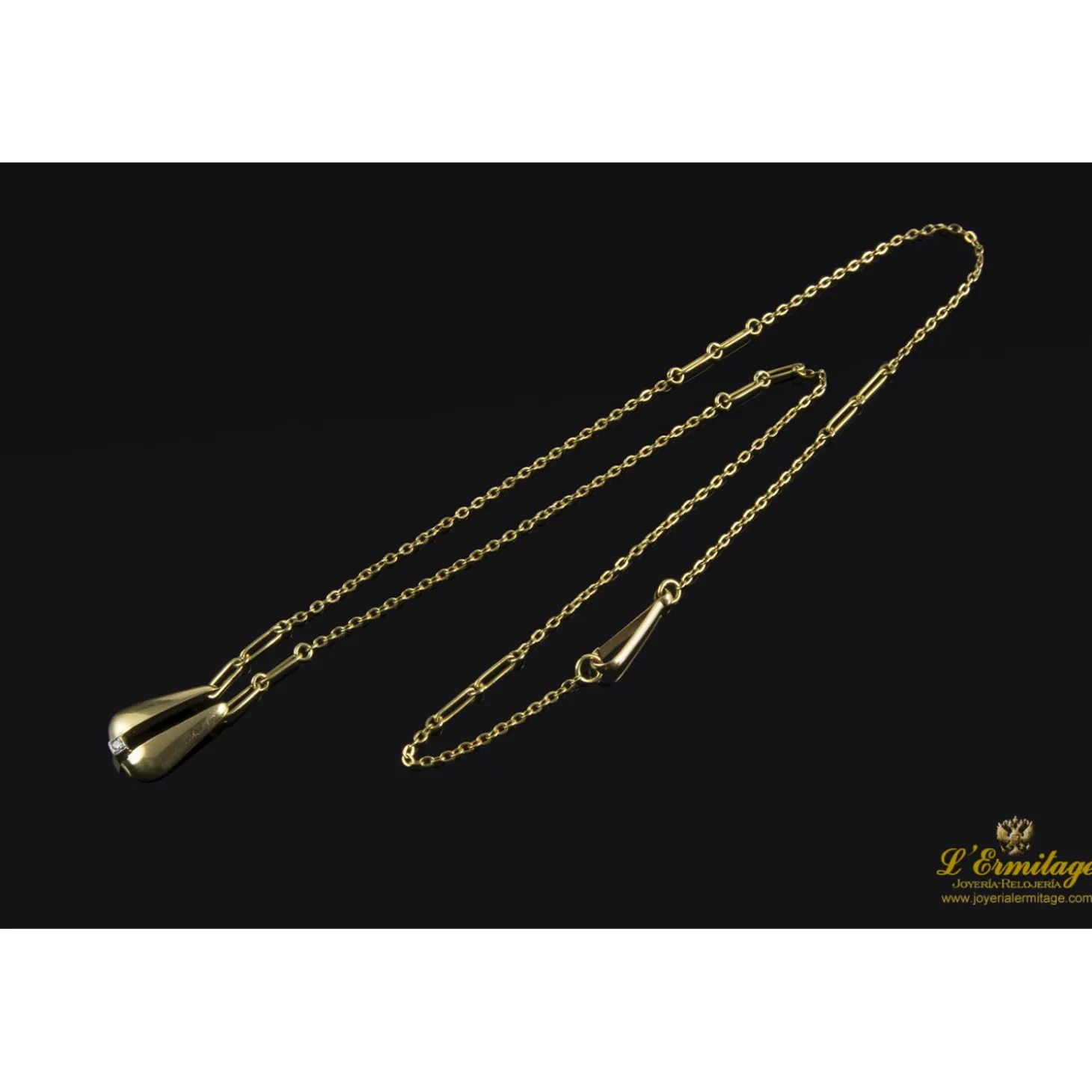 COLLARES Collar realizado en oro amarillo y colgante con un brillante.