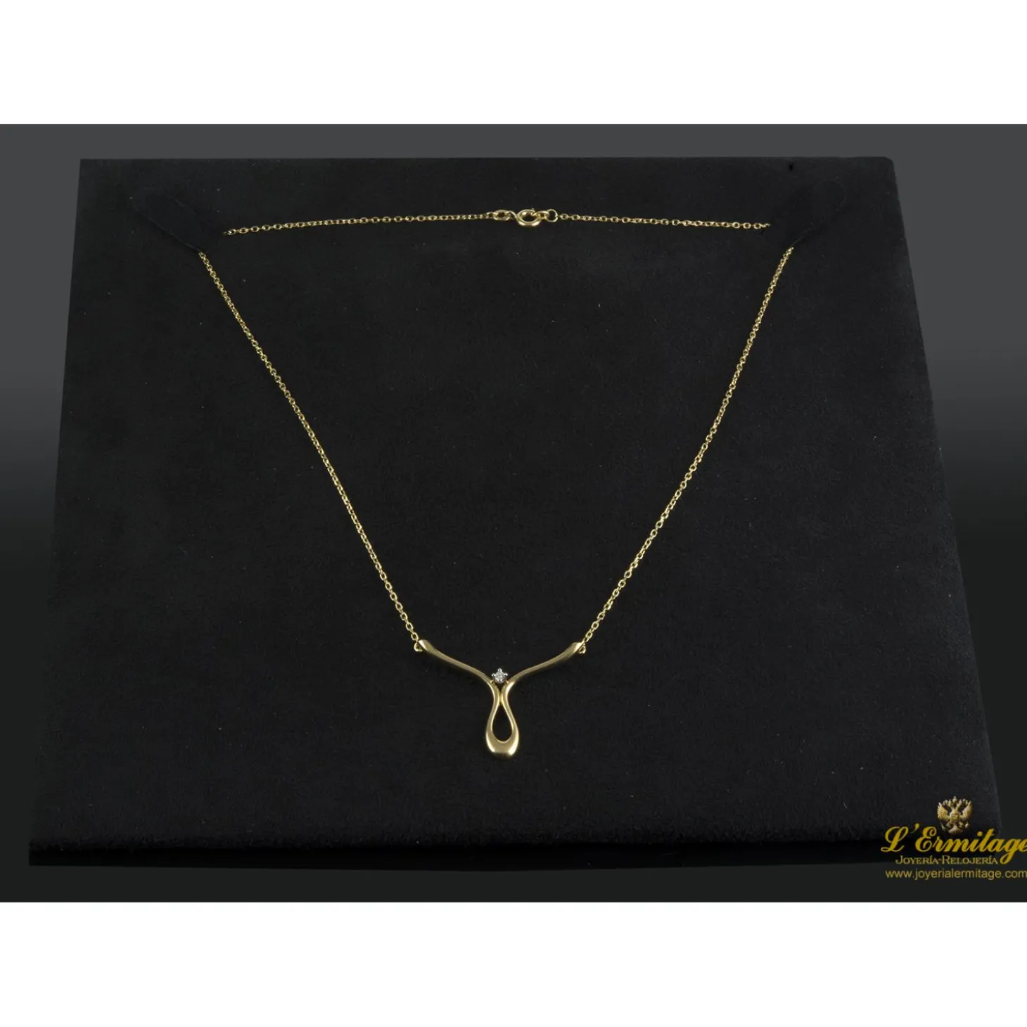 COLLARES Collar realizado en oro amarillo con un brillante.