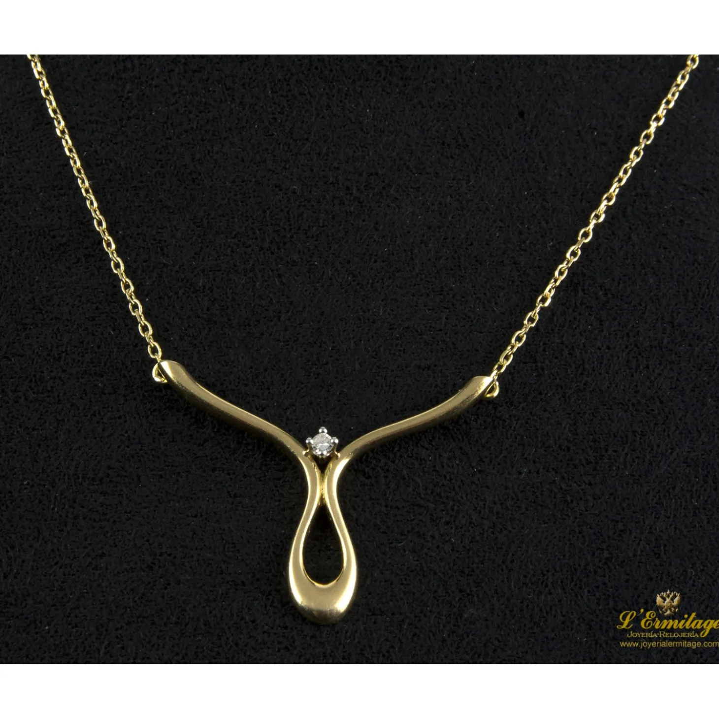 COLLARES Collar realizado en oro amarillo con un brillante.