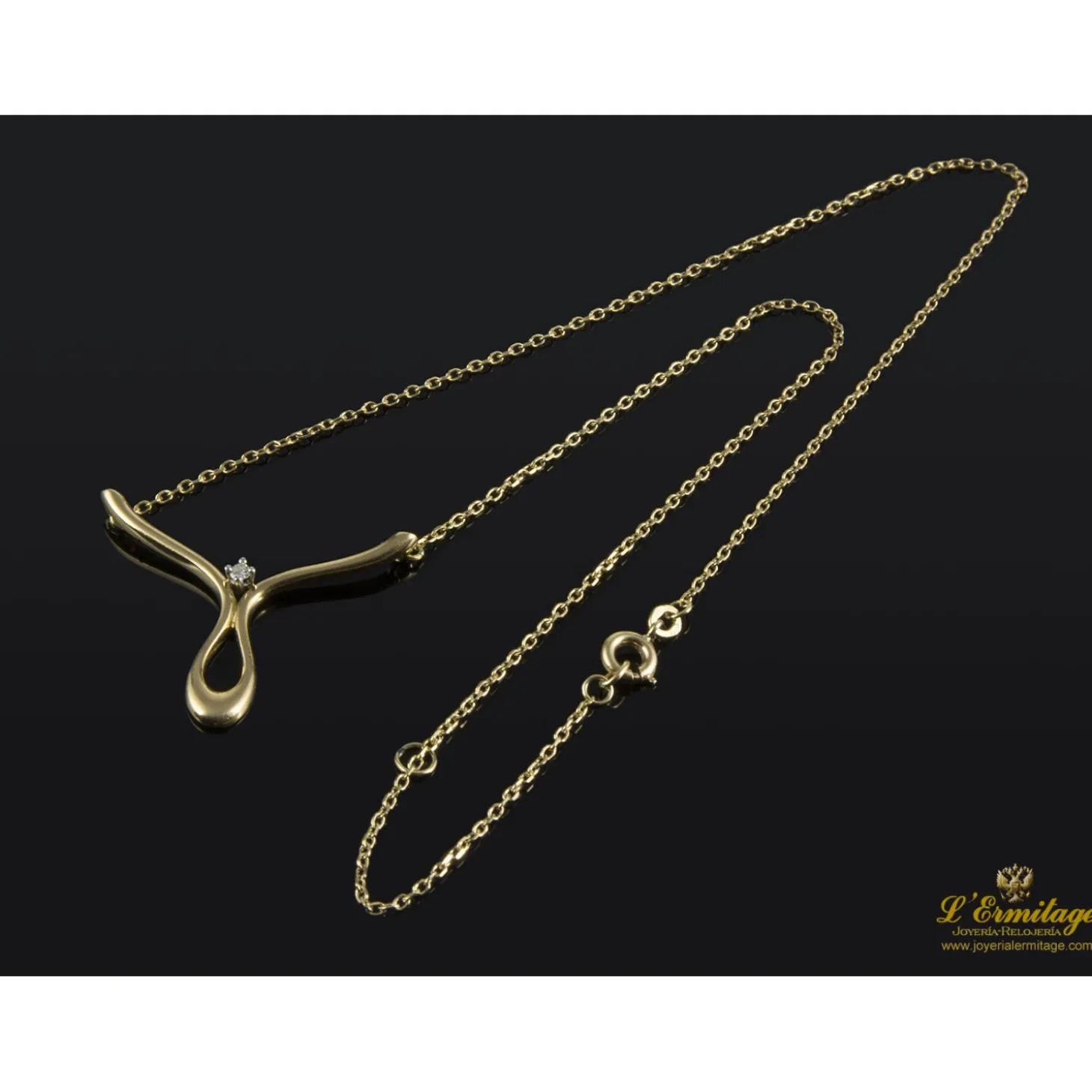 COLLARES Collar realizado en oro amarillo con un brillante.