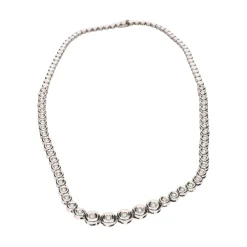 COLLARES Collar riviere en oro blanco con brillantes.