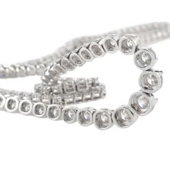 COLLARES Collar riviere en oro blanco con diamantes naturales.
