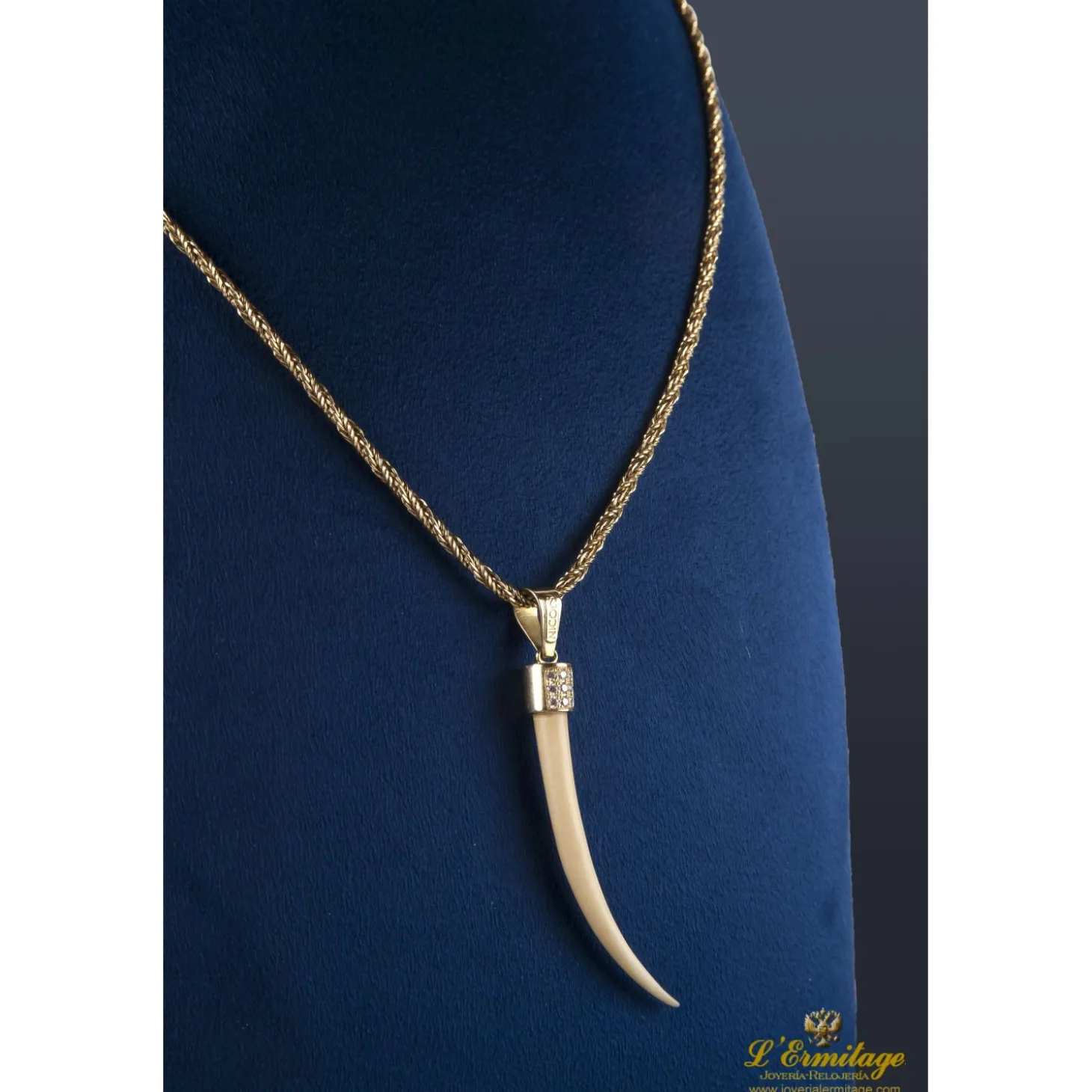 COLLARES Cordón oro amarillo con colgante de felino. 60 Cm largo.
