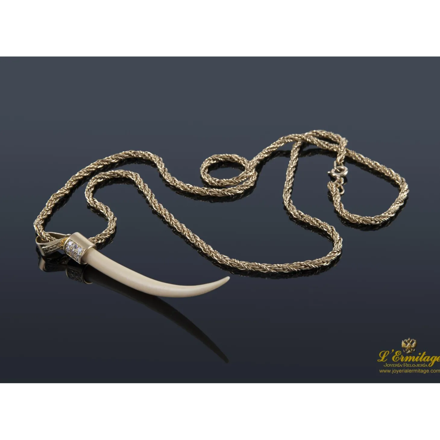 COLLARES Cordón oro amarillo con colgante de felino. 60 Cm largo.
