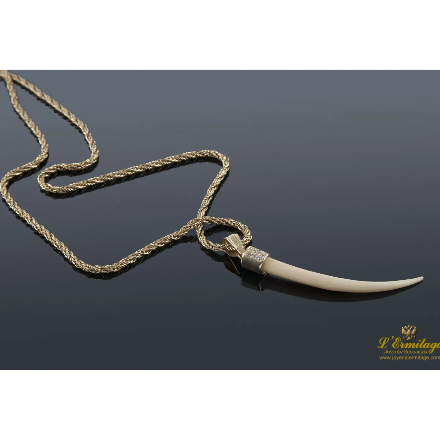 COLLARES Cordón oro amarillo con colgante de felino. 60 Cm largo.