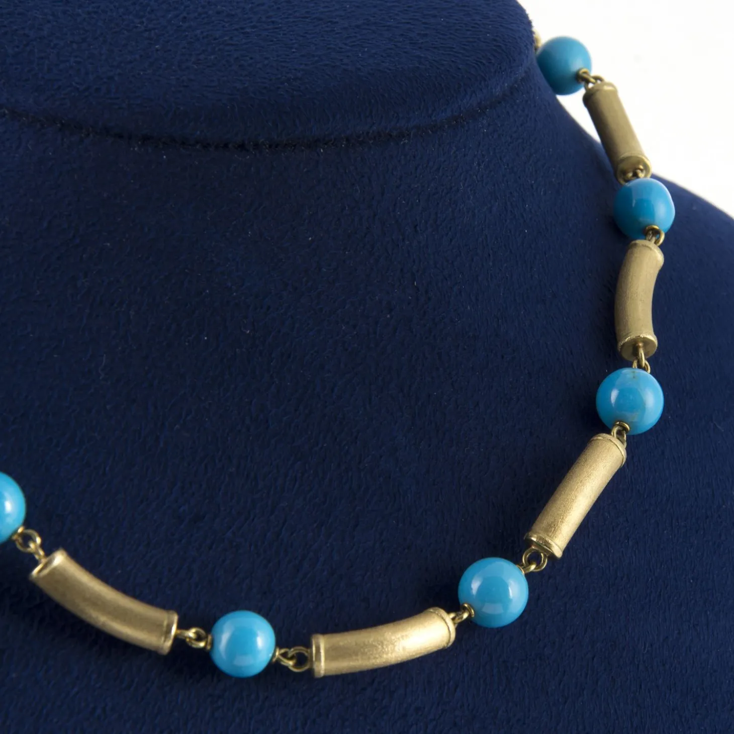 COLLARES Gargantilla oro amarillo mate y turquesas. 40 Cm largo.