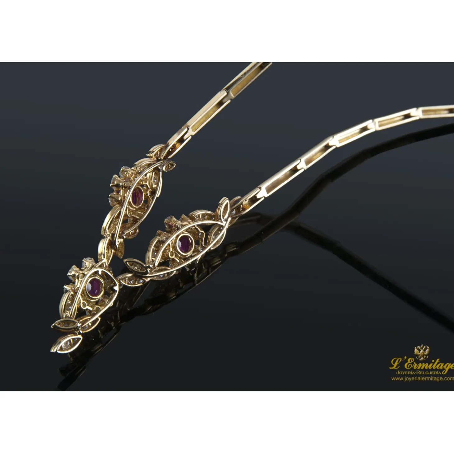 COLLARES Gargantilla oro amarillo rubíes y diamantes.