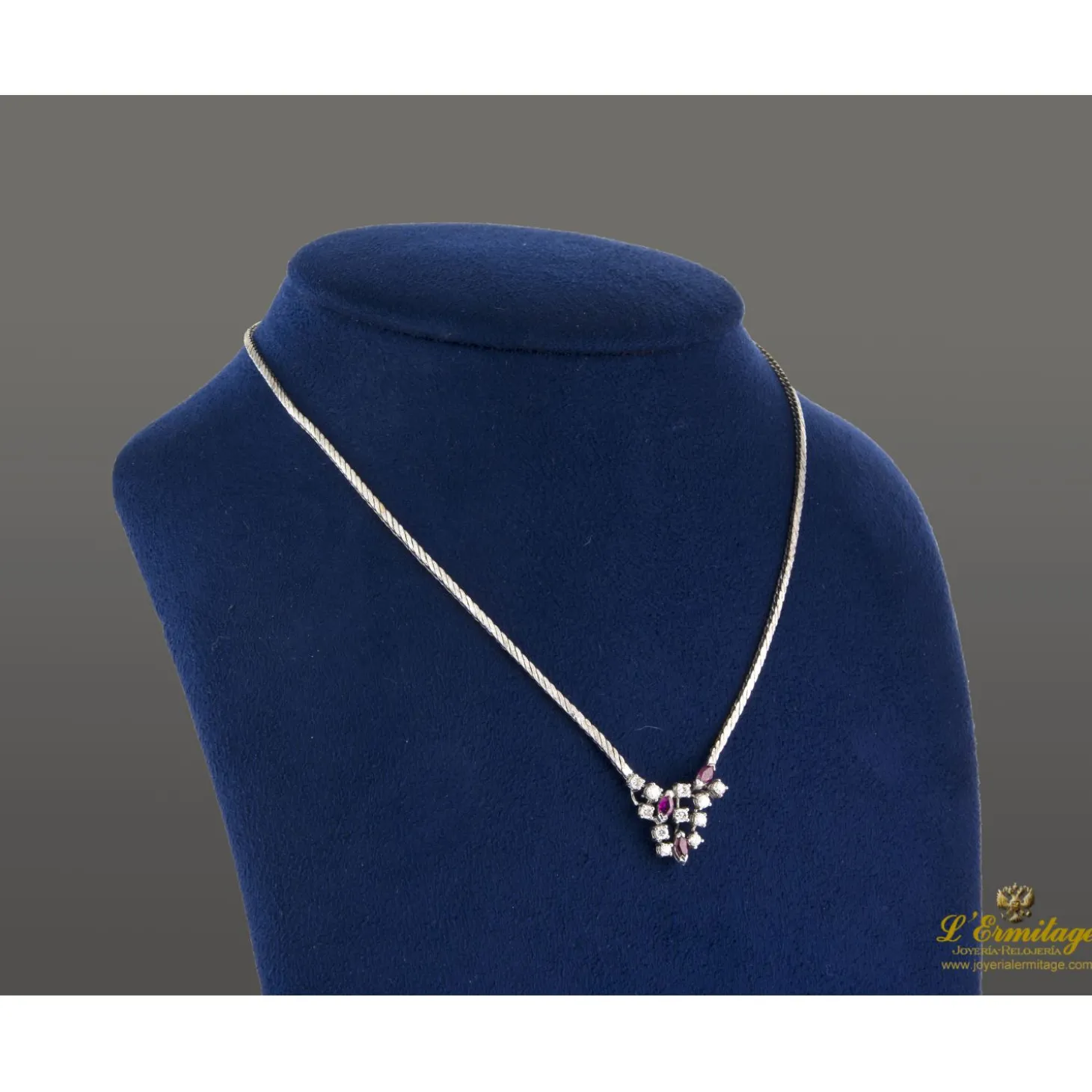 COLLARES Gargantilla oro blanco rubíes y diamantes.