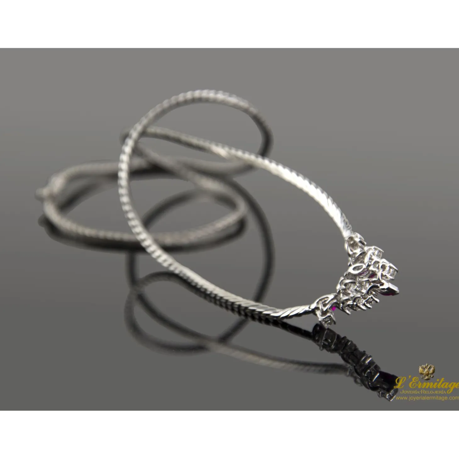 COLLARES Gargantilla oro blanco rubíes y diamantes.