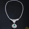 COLLARES Gargantilla oro blanco con colgante de diamantes y esmeralda central