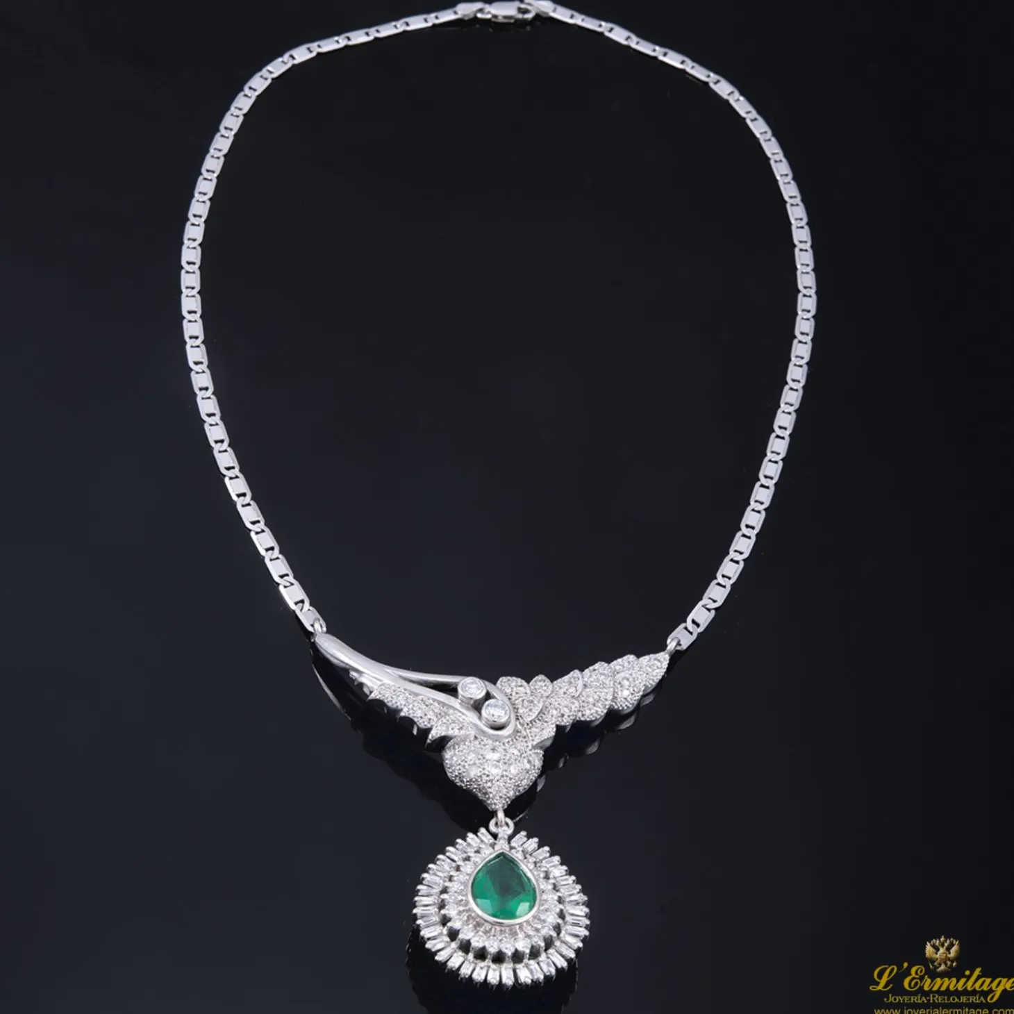 COLLARES Gargantilla oro blanco con colgante de diamantes y esmeralda central
