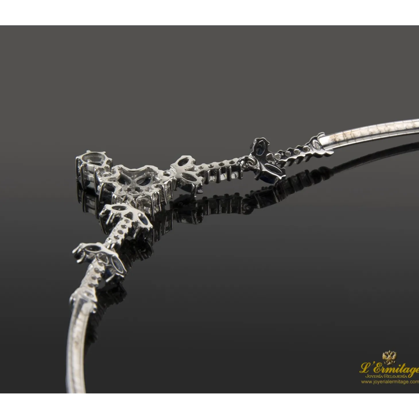 COLLARES Gargantilla oro blanco zafiros y diamantes.