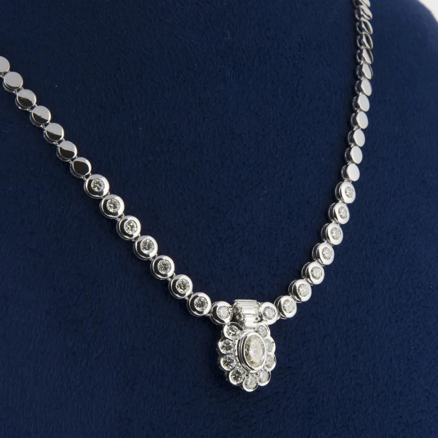 COLLARES Gargantilla oro blanco y diamantes