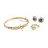 CONJUNTOS DE JOYAS Juego de pendientes, pulsera y sortija antiguos desmontables oro amarillo zafiros y orla de diamantes