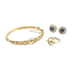 CONJUNTOS DE JOYAS Juego de pendientes, pulsera y sortija antiguos desmontables oro amarillo zafiros y orla de diamantes